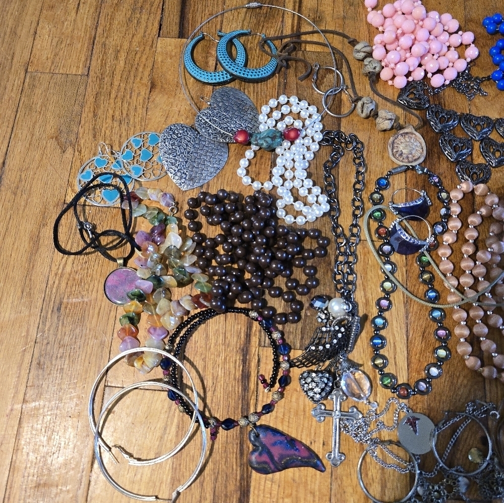 Vintage To Now Jewelry Lot Costume Estate Find Needs Cleaned. Mixed - Picture 2 of 13